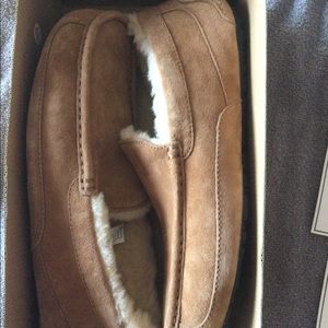 New UGG slippers, IN BOX.😊